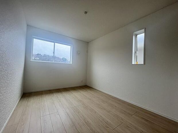 2面採光の明るい洋室