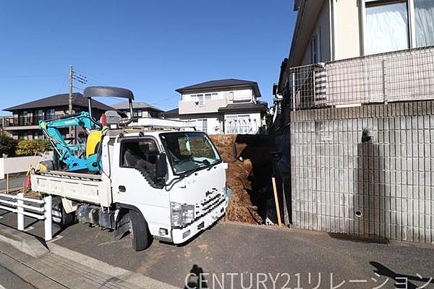 現地は建築中です。構造躯体が見学できるのはこのタイミングだけです。是非一度現地を見学して頂き説明を聞きに来てください。