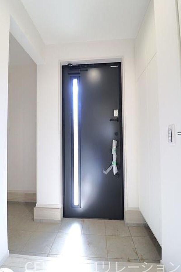 シューズクローク付きの明るい玄関です。散らかりがちな玄関も大きな収納付きで綺麗に片付きます。