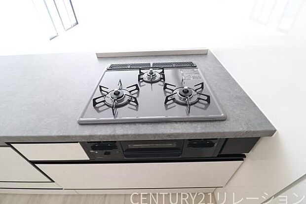 複数同時調理可能な3口コンロ。メインに副菜、お味噌汁など同時調理可能です。魚焼きグリルもついているので、お魚好きなお父さんも大満足。