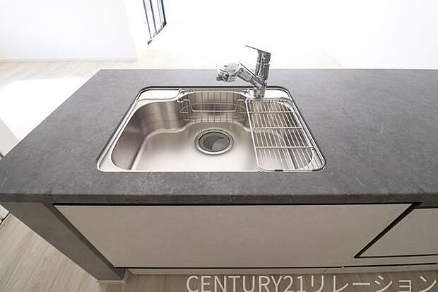 大きなシンクは大量の洗い物にも対応できます。天板もおしゃれな天板です。