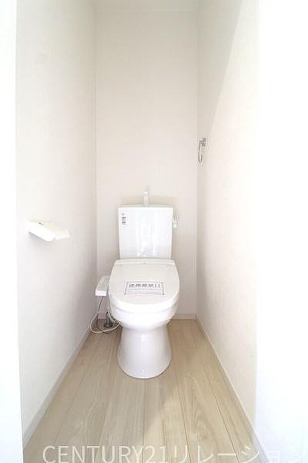 ウォシュレット付きの衛生的なトイレです。