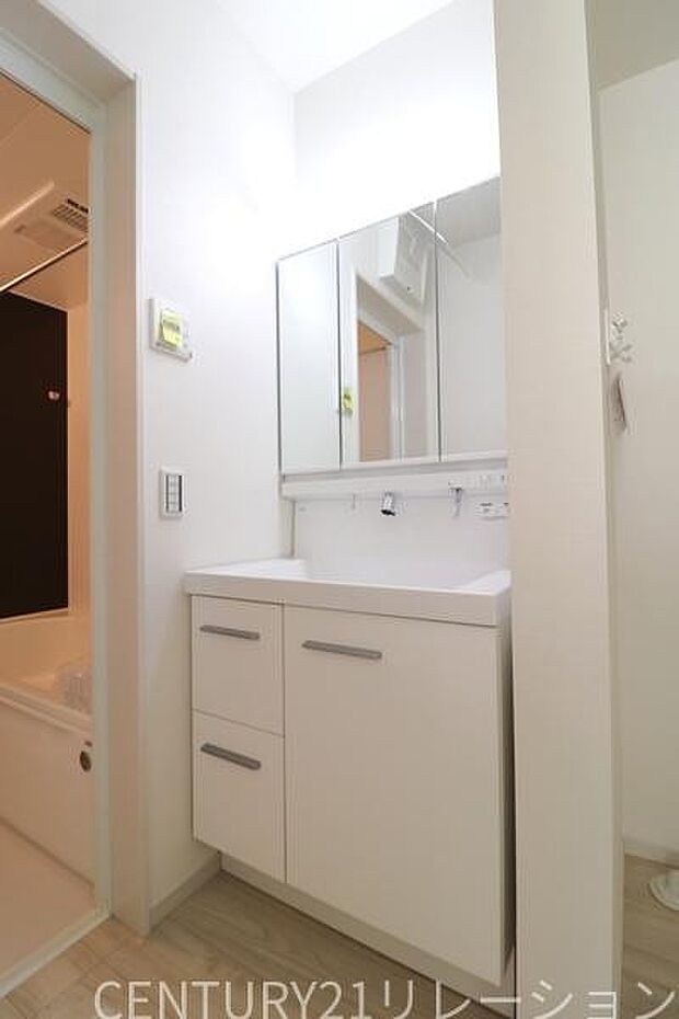 豊富な収納付きの3面鏡付き化粧台です。日用品や歯ブラシや髭剃りなどいろいろ収納出来ちゃいます。