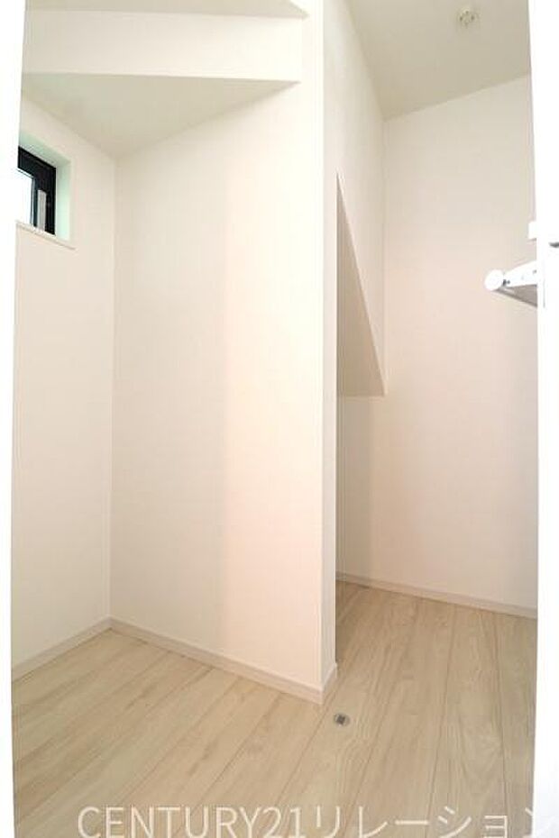 洗面所の続きに階段下の収納です。洗面所周りの収納にも、掃除用具などの収納にも使えて便利です。