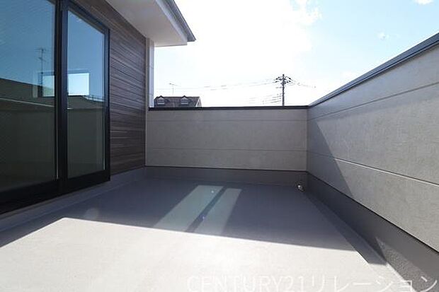 奥行きのある日当たりの良いバルコニーです。洗濯物も干しやすく、日当たりが良いので乾きやすいバルコニー鮎祭りの花火も見られるかも？