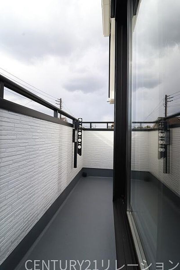 明るく日当たりの良いバルコニーです。