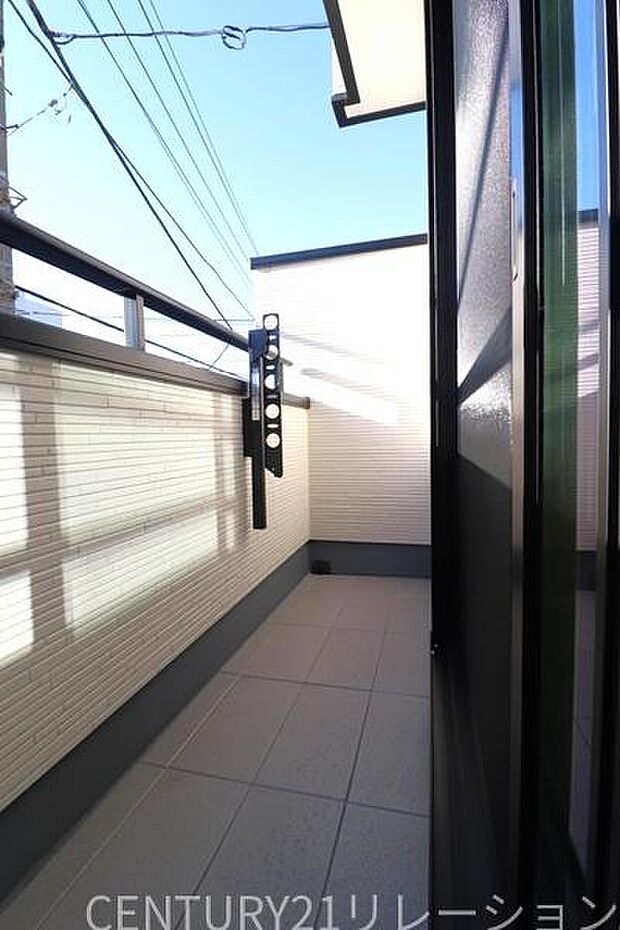 明るく日当たりの良いバルコニーです。