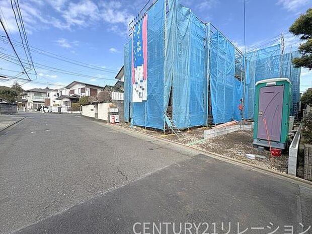 前面道路は平坦で閑静な国分寺台分譲地内です。