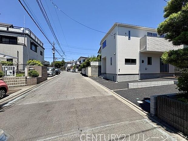 前面道路は平坦で閑静な国分寺台分譲地内です。