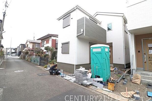 前面道路は交通量少なく住みやすい物件です。