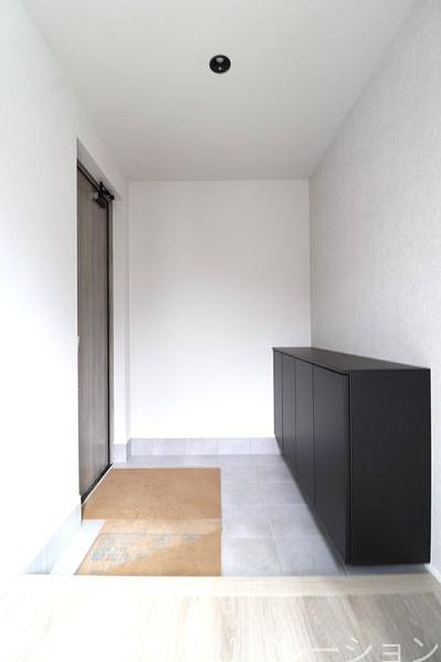 収納付きのシンプルな玄関です。