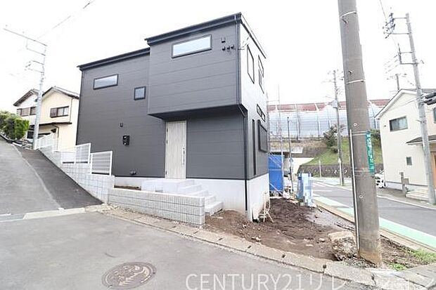 前面道路は交通量は少なめです。生活しやすい環境です。