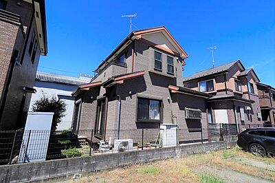 外観：東側隣地駐車場につき陽当たり良好です。