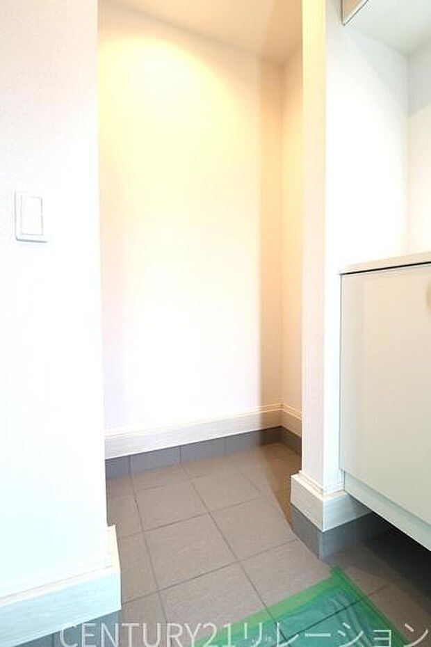 シューズクロークにはベビーカーやゴルフバッグなどが収納できます。