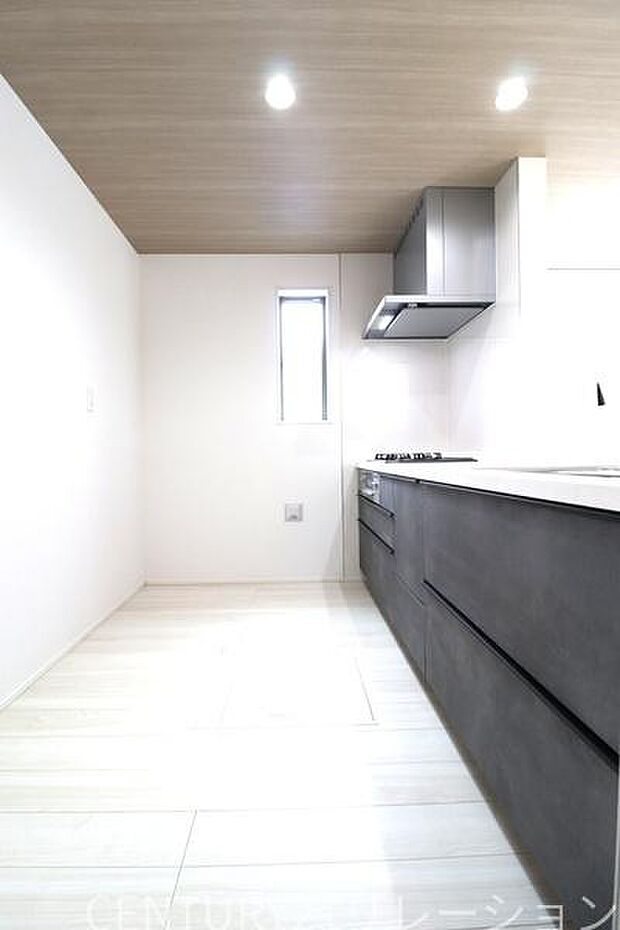 広いキッチンスペースは、毎日の料理が楽しくなります。天井が少しだけ下がり天井になっており、アクセントクロスが印象的です。