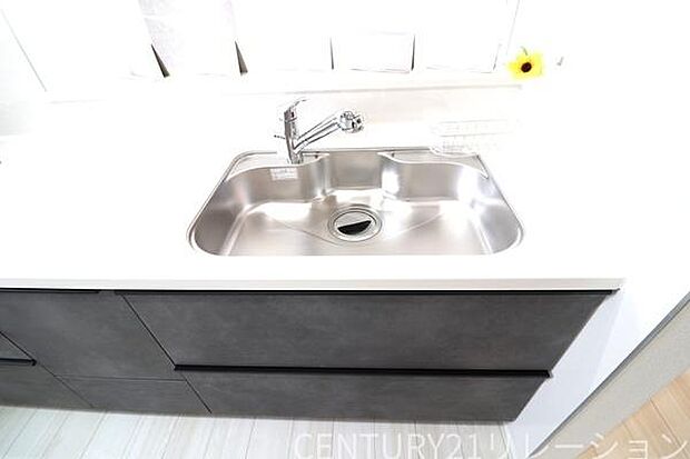 大きなシンクは大量の洗い物にも対応できます。