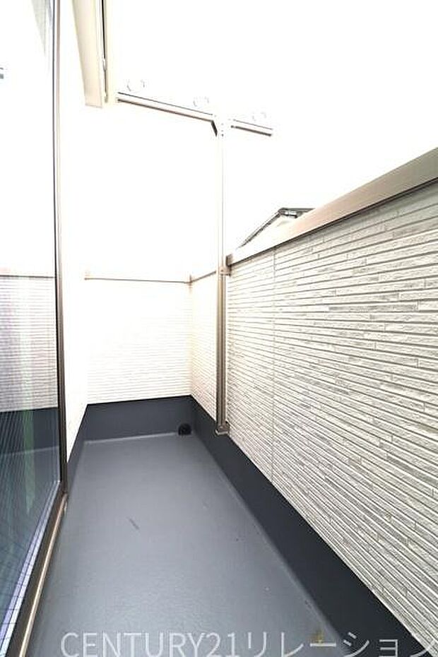 明るく日当たりの良いバルコニーです。