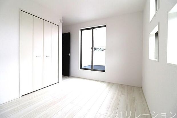 収納付きの洋室は、家具もすっきり配置できます。2面採光で日当たり風通しも良好です。