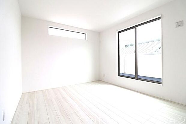 2面採光の明るい洋室