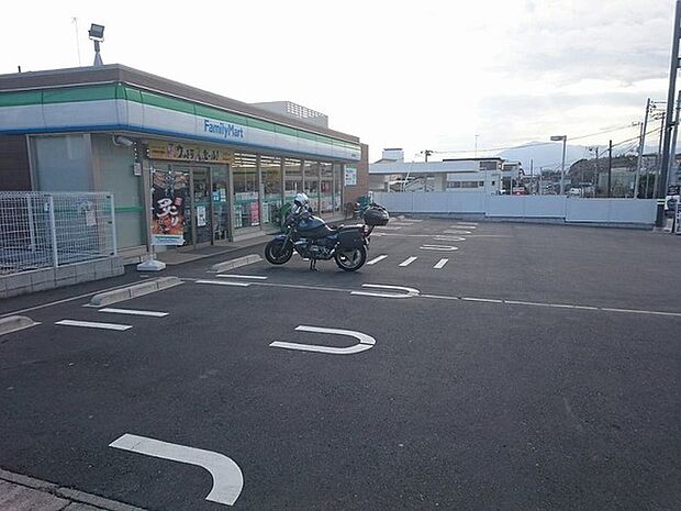 ファミリーマート綾瀬小園西店まで893m