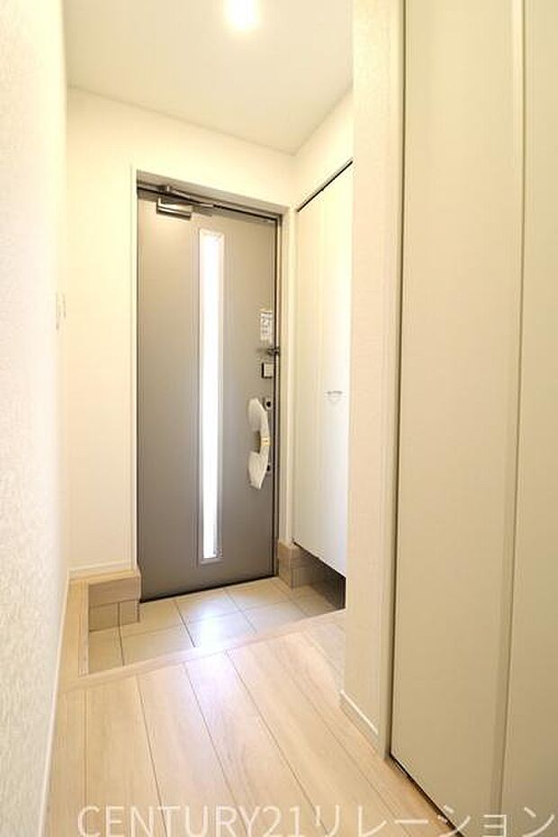 収納が豊富な明るい玄関です。
