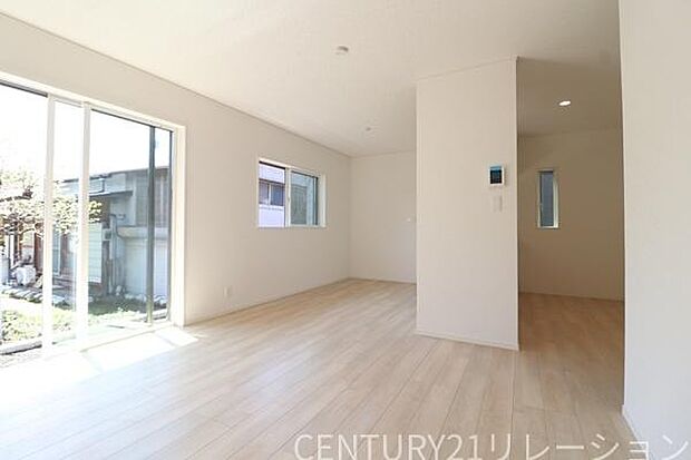 日当たりの良い明るいリビングです。広々しています。