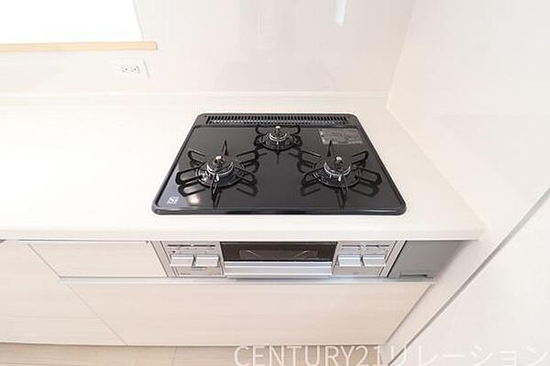 複数同時調理可能な3口コンロ。メインに副菜、お味噌汁など同時調理可能です。魚焼きグリルもついているので、お魚好きなお父さんも大満足。