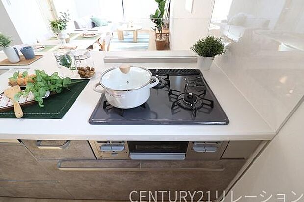 複数同時調理可能な3口コンロ。メインに副菜、お味噌汁など同時調理可能です。魚焼きグリルもついているので、お魚好きなお父さんも大満足。