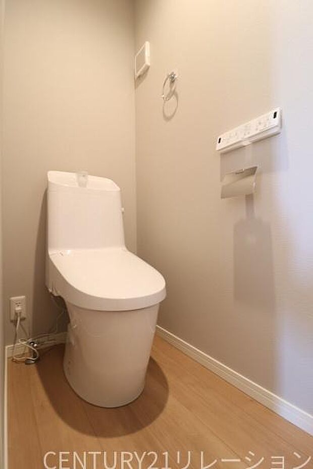 ウォシュレット付きの衛生的なトイレです。