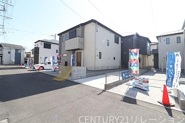 広々とした東側の前面道路です