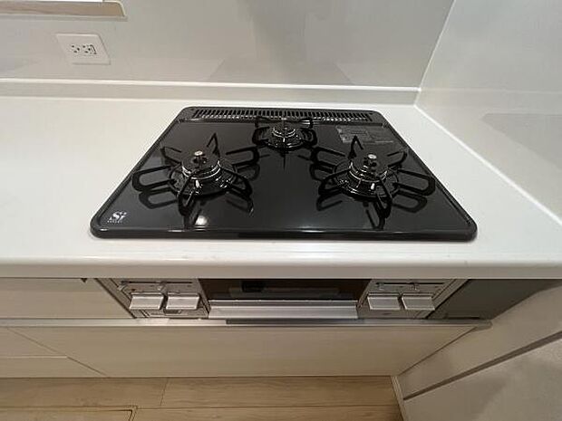 複数同時調理可能な3口コンロ。メインに副菜、お味噌汁など同時調理可能です。魚焼きグリルもついているので、お魚好きなお父さんも大満足。