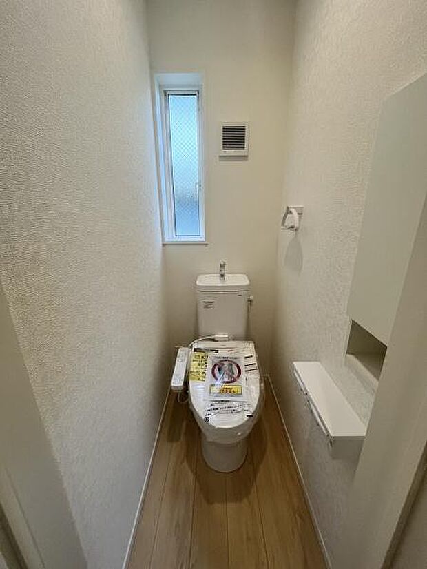 ウォシュレット付きの衛生的なトイレです。