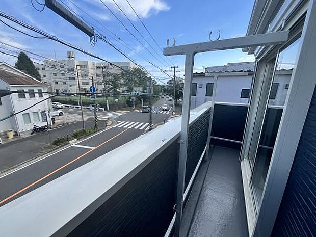 明るく日当たりの良いバルコニーです。