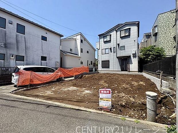 隣接の前面道路には歩道があり安心