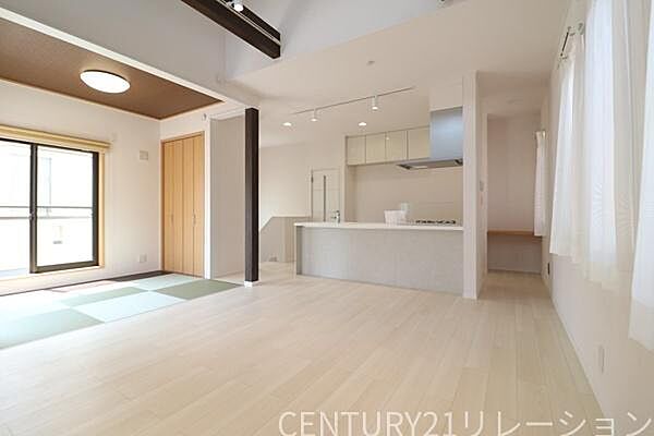 リビングの続き間には琉球調のフチなし畳があります。小さなお子様も安心してお昼寝できます。