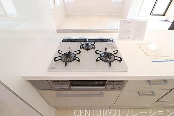 複数同時調理可能な3口コンロ。メインに副菜、お味噌汁など同時調理可能です。魚焼きグリルもついているので、お魚好きなお父さんも大満足。