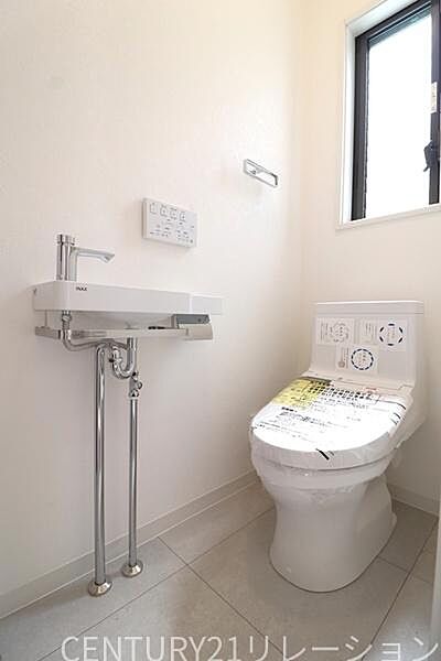 手洗い器が付いているトイレです。トイレも汚れず衛生的です。
