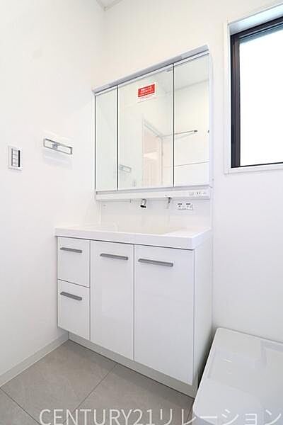 豊富な収納付きの3面鏡付き化粧台です。日用品や歯ブラシや髭剃りなどいろいろ収納出来ちゃいます。