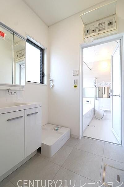 広い洗面・脱衣室はお子様のいらっしゃるご家庭にも対応