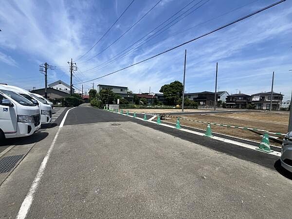 南側公道は8.3ｍと広々しています。