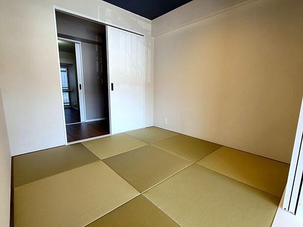 クロス張替え、琉球畳も新調です。収納はウォークスルー・クローゼットに間取り変更。和室、洋室どちらからでもお使いいただけます。