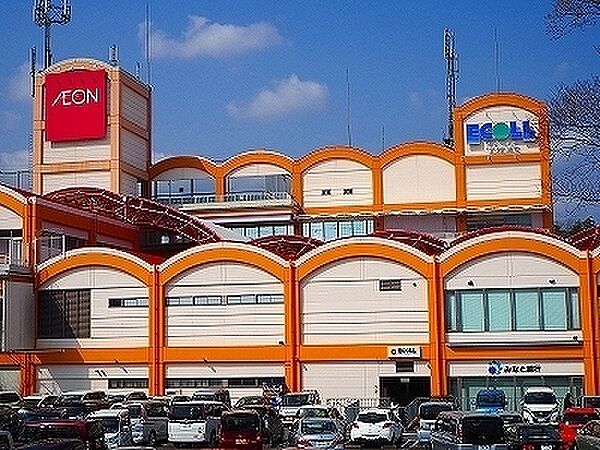 エコール・リラショッピングセンターまで1500m、イオン藤原台店やコープなど多数の生活施設が営業中です