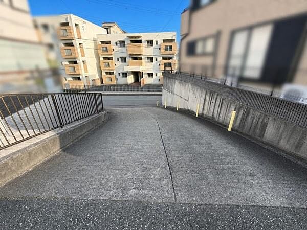 駐車場進入路