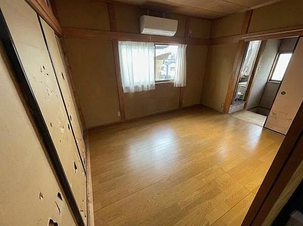 こちらの画像は、AIを用いて家具を消しております。
