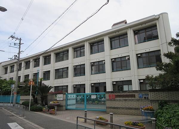 大阪市立鶴見南小学校まで653m