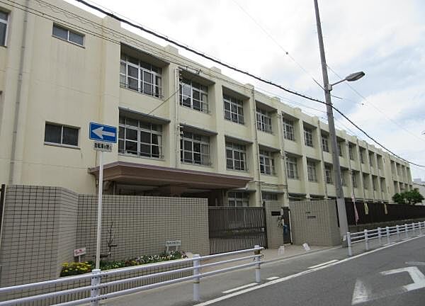 大阪市立すみれ小学校まで890m