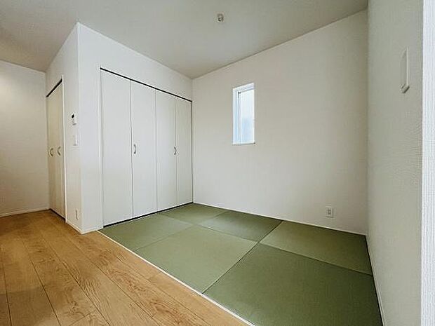 畳コーナー。リビングに隣接し開放的にお使いいただけます。しっとりとした落ち着いた雰囲気の和室です。