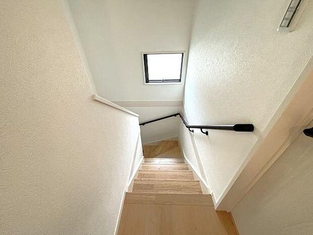 階段　手すり付きで安全ですね。