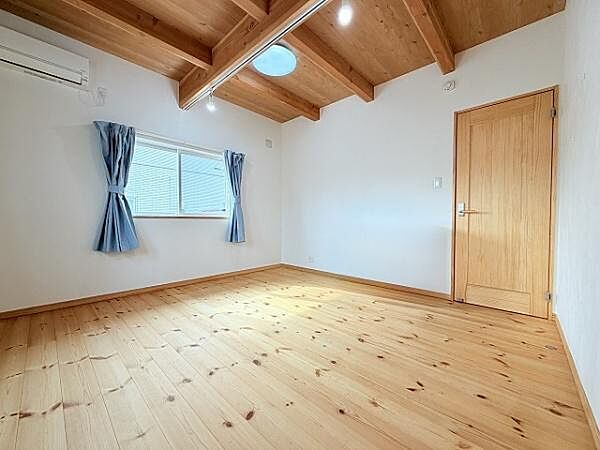 洋室・8帖。家族構成に合わせて様々な用途でお使いいただけるお部屋です。