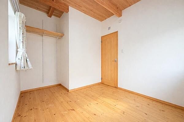 洋室・5.3帖。家族構成に合わせて様々な用途でお使いいただけるお部屋です。
